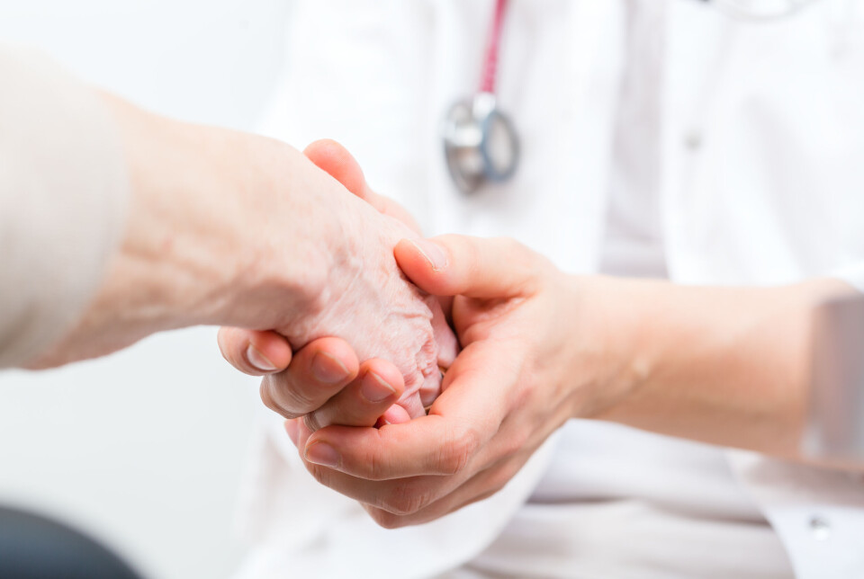 TID TIL OMSORG: – Hvis vi ikke klarer å skaffe nok personell i det offentlige, kommer kvaliteten til å synke drastisk – med for få sykehjemsplasser og for lite tid til den enkelte pasient, bruker eller beboer, mener artikkelforfatteren. TID TIL OMSORG: – Hvis vi ikke klarer å skaffe nok personell i det offentlige, kommer kvaliteten til å synke drastisk – med for få sykehjemsplasser og for lite tid til den enkelte pasient, bruker eller beboer, mener artikkelforfatteren.