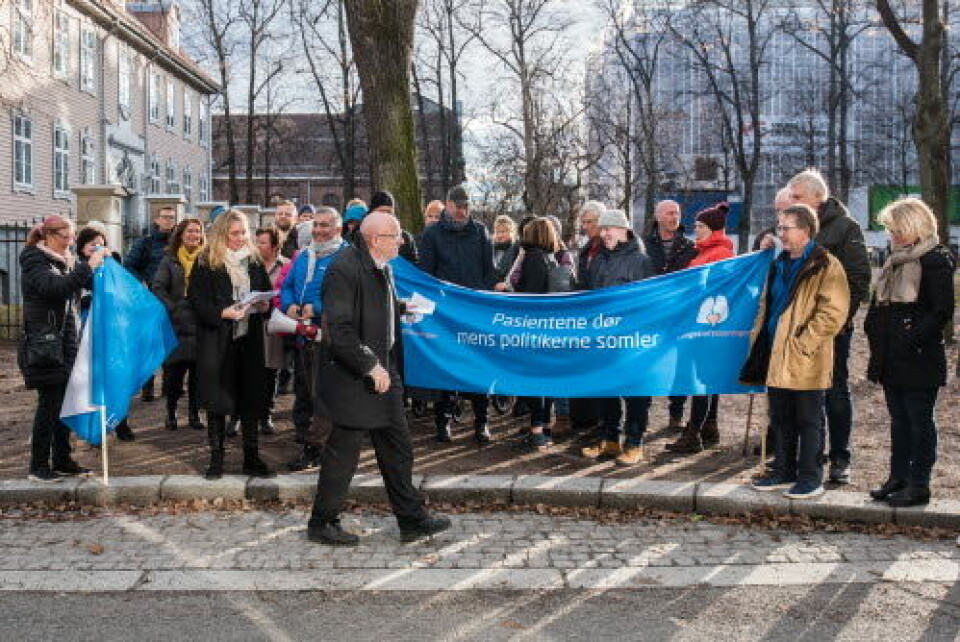 Før møtet i Beslutningsforum, mandag ettermiddag, møtte leder Stig Slørdahl demonstrantene fra Lungekreftforeningen utenfor Helse Sør-Østs lokaler i sentrum av Oslo.
Foto: Vidar Sandnes