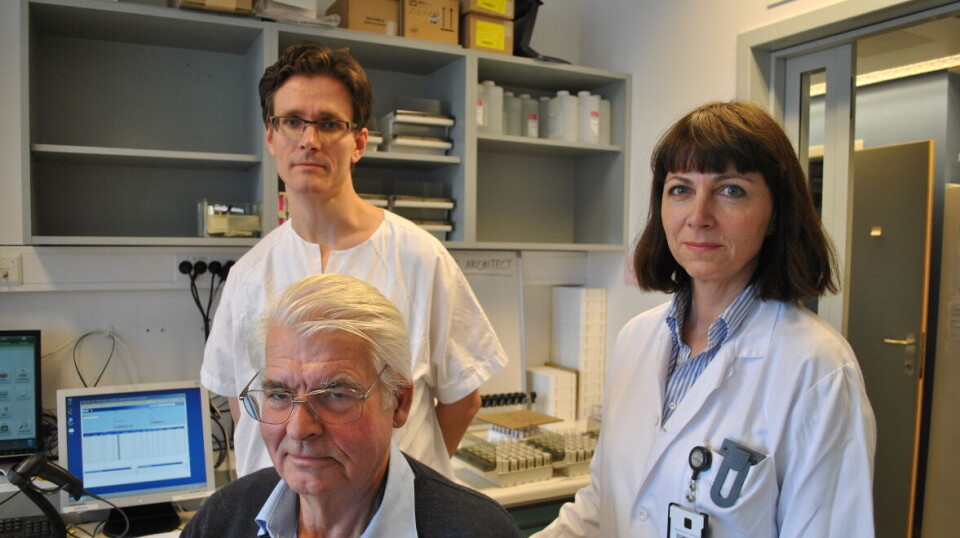 GLAD: Professor emeritus Jon Heffner (foran) gleder seg over at tablettbehandlingen nå blir tilgjengelig i Norge. Sammen med avdelingsoverlege Helle B. Hager og hematolog Emil Nyquist har han etterlyst retningslinjer på feltet, et arbeid som nå er i gang. Bildet ble tatt i fjor, da Dagens Medisin omtalte saken.
Foto: Anne Grete Storvik