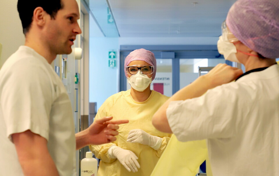 SMITTEVERN: Omkledning til smittevernutstyr på intensivseksjonen før en vakt med kritisk syke koronapasienter.  Foto: Anne Haga