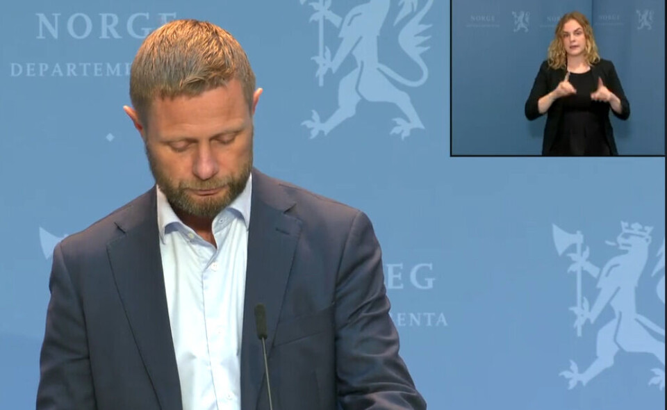 Skjenkestopp fra midnatt i hele landet og anbefaling om å unngå unødige reiser til både røde og grønne land, er blant anbefalingene som helseminister Bent Høie (H) kom med under fredagens pressekonferanse om koronasituasjonen. Foto: Skjermdump