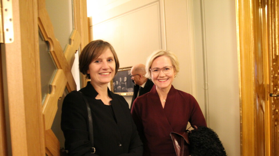 NYE STATSRÅDER: Ingvild Kjerkol (t.h) som blir helse- og omsorgsminister og hennes kollega Kjersti Toppe som blir barne- og familieminister var fornøyde med at hemmelighetskremmeriet er over. Her avbildet i Stortinget torsdag. Foto: Julie Kalveland