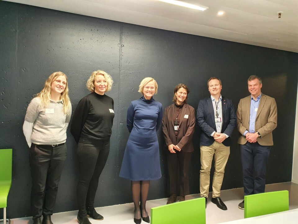 DIALOG: Kommuneoverlegene Synne Schou Øhrberg og Kine Jordbakke, sammen med helseminister Ingvild Kjerkol, divisjonsdirektør Helen Brandstorp i Helsedirektoratet, statssekretær Ole Henrik Krat Bjørkholt, Helse- og omsorgsdepartementet og kommuneoverlege Morten Bergkåsa i dialog for å få et bedre helhetsbilde før beslutninger skal tas. Foto: DIALOG: Kommuneoverlegene Synne Schou Øhrberg og Kine Jordbakke, sammen med helseminister Ingvild Kjerkol, divisjonsdirektør Helen Brandstorp i Helsedirektoratet, statssekretær Ole Henrik Krat Bjørkholt, Helse- og omsorgsdepartementet og kommuneoverlege Morten Bergkåsa i dialog for å få et bedre helhetsbilde før beslutninger skal tas. Foto: