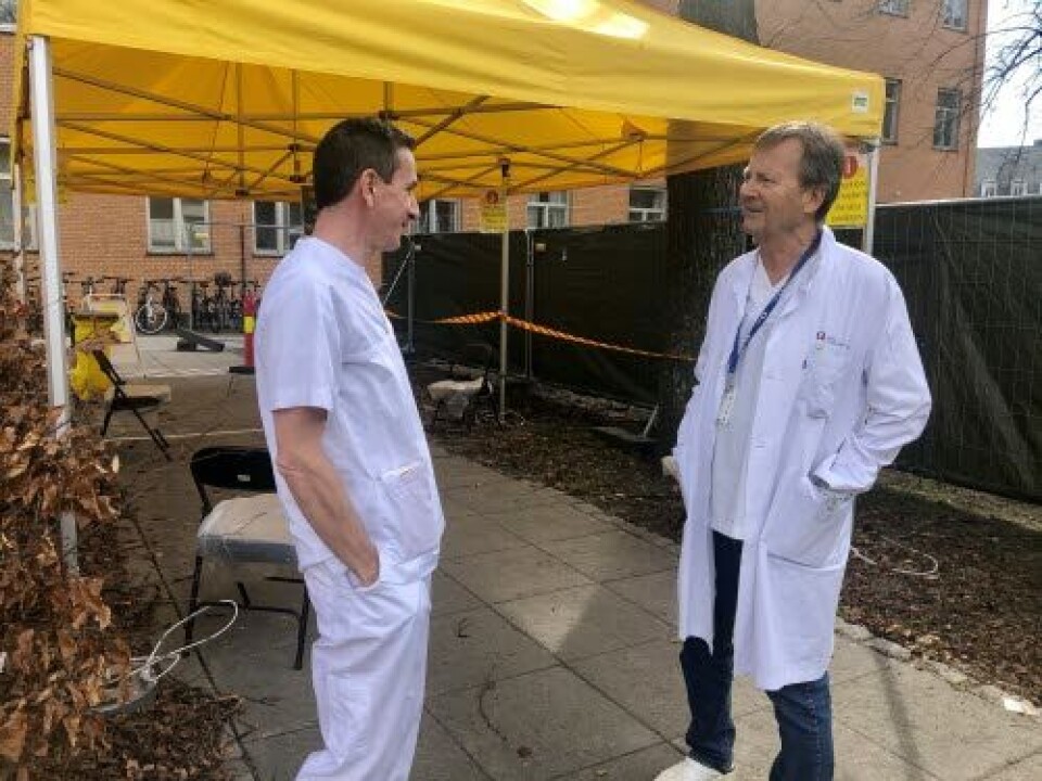 Det er nå er det etablert et pretriageområde også utenfor Medisinsk klinikk ved Ullevål, for polikliniske pasienter viser Sasa Katadzic (t.v) og Dag Jacobsen.
Foto: Anne Grete Storvik Det er nå er det etablert et pretriageområde også utenfor Medisinsk klinikk ved Ullevål, for polikliniske pasienter viser Sasa Katadzic (t.v) og Dag Jacobsen.
Foto: Anne Grete Storvik