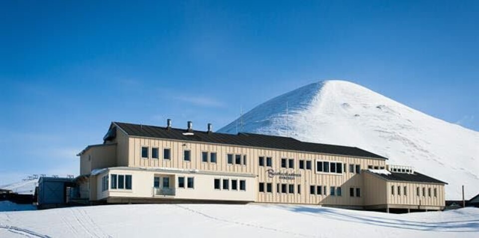 KUN ETT ROM: Longyearbyen sykehus er landets minste og har bare ett rom beregnet på personer med smittsomme sykdommer. Foto: