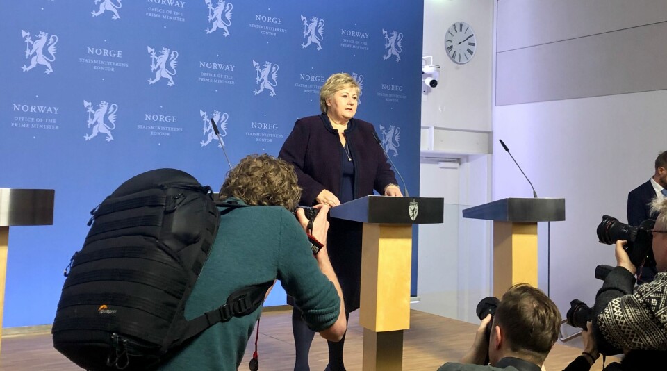 STENGER AV: Statsminister Erna Solberg strammer inn for å unngå smittespredning. Foto: Anne Grete Storvik