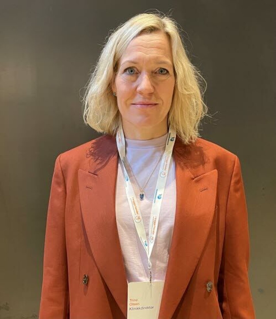 REDUSERE FALL: Trine Olsen, klinikkdirektør ved Bærum sykehus sier at de har noen tydelige målområder hvor de vet at det skjer mye skader. De jobber blant annet med å redusere fall, sykehusinfeksjoner og ventilatorassosierte lungebetennelser.
Foto: Henriette Bertheussen Isachsen REDUSERE FALL: Trine Olsen, klinikkdirektør ved Bærum sykehus sier at de har noen tydelige målområder hvor de vet at det skjer mye skader. De jobber blant annet med å redusere fall, sykehusinfeksjoner og ventilatorassosierte lungebetennelser.
Foto: Henriette Bertheussen Isachsen