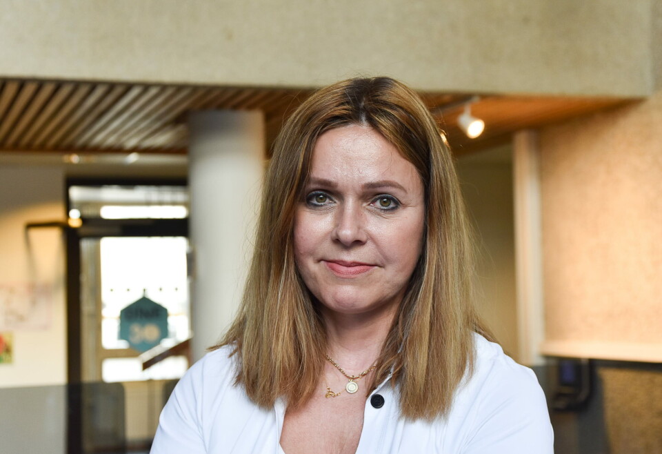 REAGERER: Jurist og doktorgradsstipendiat Anne Kjersti Befring ved Universitetet i Oslo mener dødsfallene og tilbakefallene etter bruk av den nye operasjonsmetoden ved endetarmskreft må meldes til Fylkeslegen Foto: Per Corneliussen
