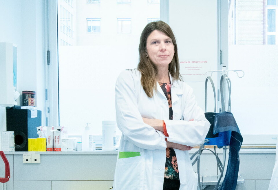 NÅR? – Pasientene lurer på når de skal få tredje dose og hvem som vil få tilbudet. Alle vi snakker med har lyst på en tredje dose og mange som ikke er med i studien, ønsker en tredje dose, sier overlege Gro Owren Nygaard ved OUS. Foto: Lasse Moe