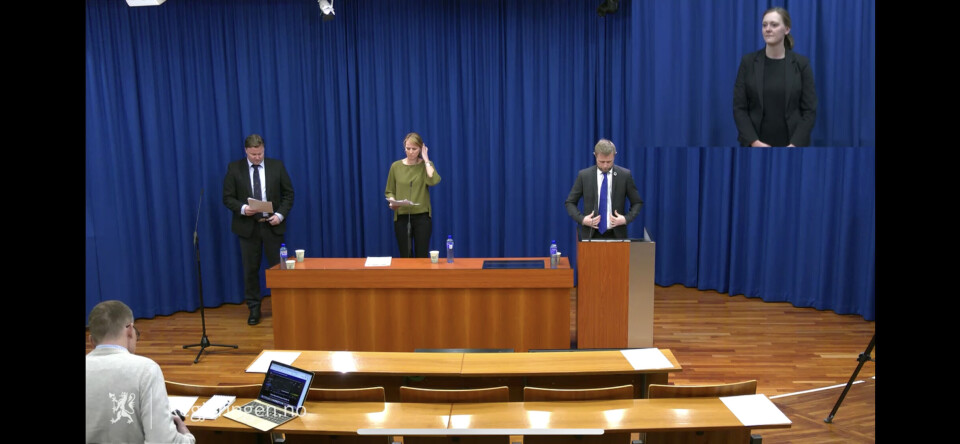 Helseminister Bent Høie under pressebriefen mandag kveld. Foto: Skjermdump