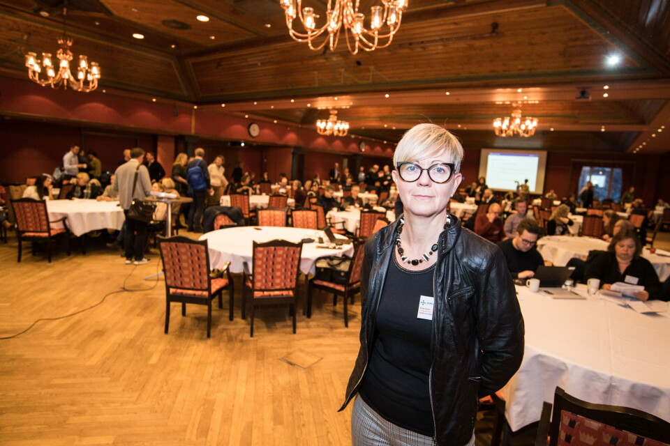 SAMME PRIS: – Prisnivået på MS-legemidlene ligger på samme nivå i 2019 som i 2018. Det har derfor ikke vært noen besparelse sammenlignet med i fjor, sier Bente Hayes, innkjøpsdirektør i divisjon legemidler i Sykehusinnkjøp. Her avbildet under TNF-BIO seminaret, i år. Foto: Vidar Sandnes
