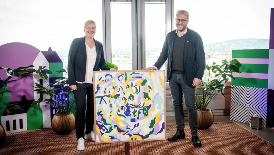 VINNER: Administrerende direktør Ellen Cathrine Andersen i EpiGuard fikk tildelt prisen av Vegar Andersen, rådgiver for varaordføreren i Oslo kommune. Foto: K. Gaare/Oslo Innovation Week Foto: