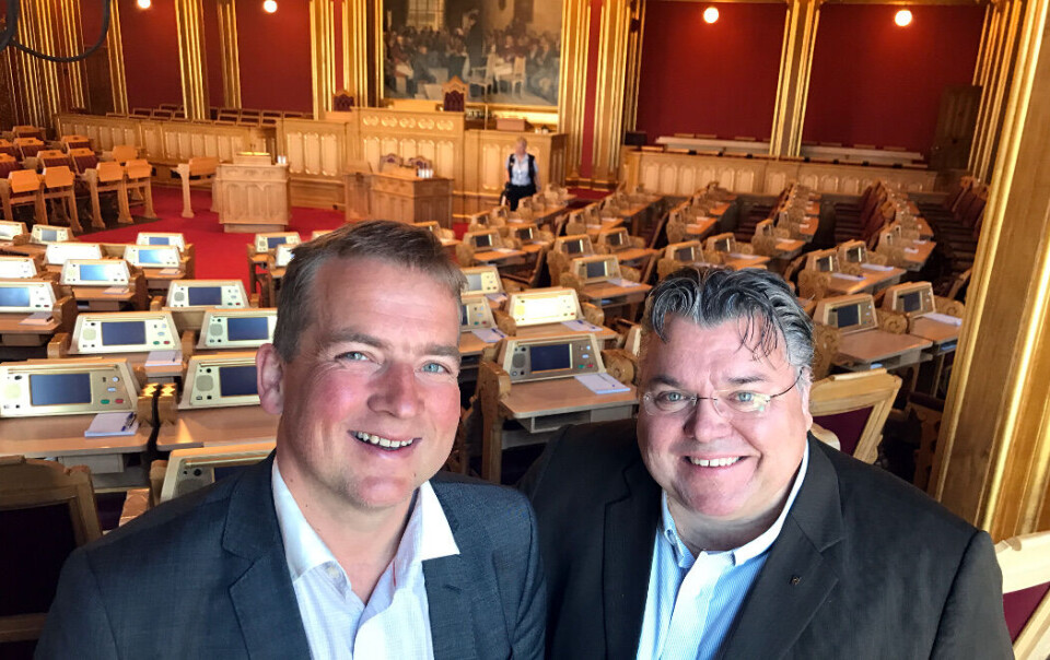 GLADE: Stortingsrepresentant Sveinung Stensland (H) (t.v) sier han har jobbet intenst med med dette, og nå ser det ut til at den ti år gamle saken går mot en løsning. Sammen med Morten Wold (FrP) gleder han seg over de de betegner som en svært god nyhet for norske barn, norsk forskning og industri. Foto: Anne Grete Storvik