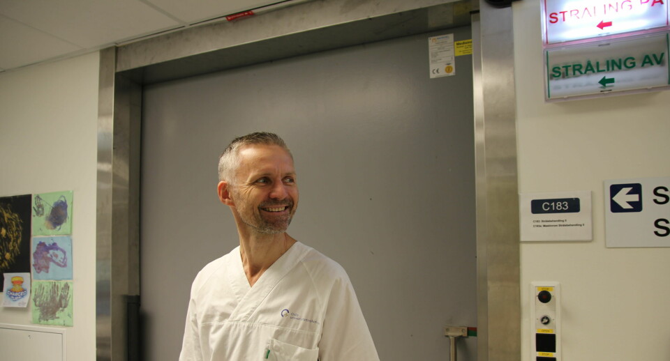 TIL SVERIGE: Forsker og lege, Petter Brandal, foran et av rommene hvor det gis strålebehandling til kreftpasienter ved Radiumhospitalet i dag. Pasientene som skal få protonterapi i studien, skal sendes til Sverige. De andre får behandling ved sitt lokale sykehus. Foto: