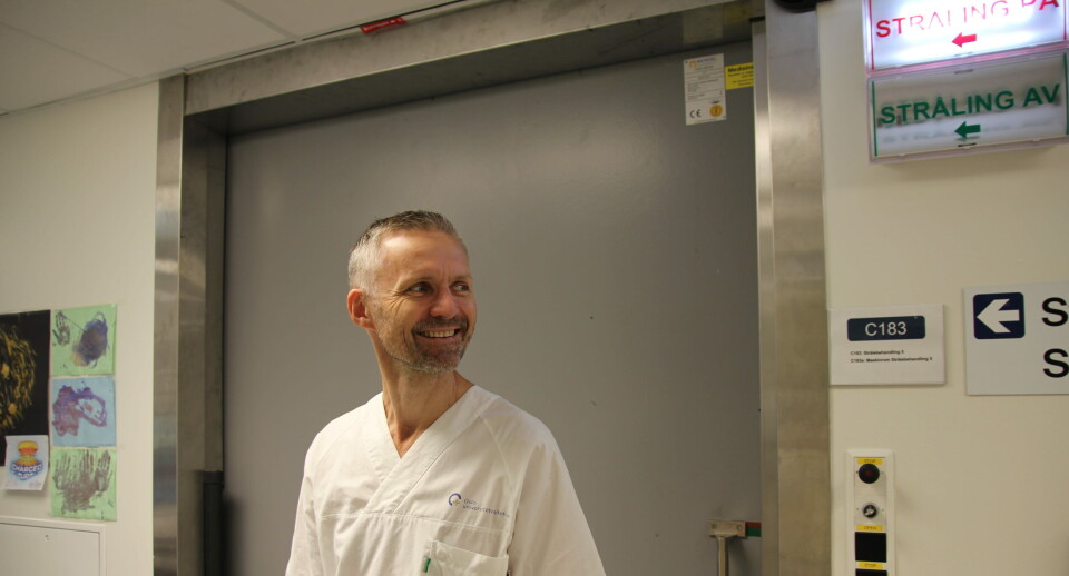 TIL SVERIGE: Forsker og lege, Petter Brandal, foran et av rommene hvor det gis strålebehandling til kreftpasienter ved Radiumhospitalet i dag. Pasientene som skal få protonterapi i studien, skal sendes til Sverige. De andre får behandling ved sitt lokale sykehus. Foto: TIL SVERIGE: Forsker og lege, Petter Brandal, foran et av rommene hvor det gis strålebehandling til kreftpasienter ved Radiumhospitalet i dag. Pasientene som skal få protonterapi i studien, skal sendes til Sverige. De andre får behandling ved sitt lokale sykehus. Foto: