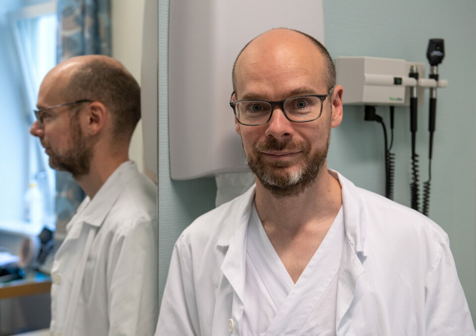 BIDRAR TIL MÅLET: Professor Øivind Torkildsen ved Universitetet i Bergen mener at forskningsfeltet på multippel sklerose bidrar godt til målet om å inkludere fem prosent av alle pasienter i kliniske studier. Foto: Marit Hommedal Foto: