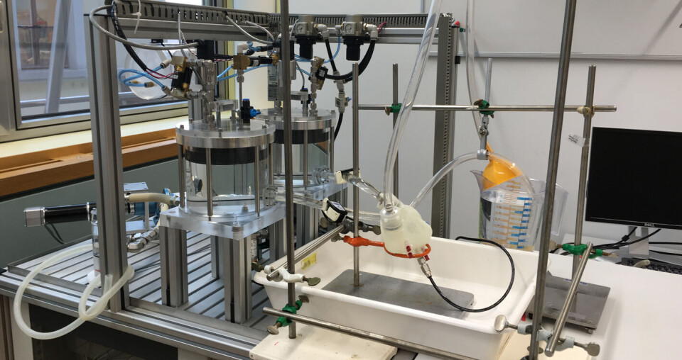 Slik ser stativet som holder prototypen av silikonhjertet.
Foto: ETH Zurich/Zurich heart