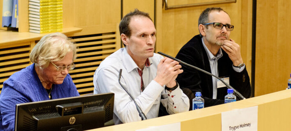 FRA DEBATTEN: Mona Enstad, generalsekretær i MS-forbundet, Trygve Holmøy, professor og overlege ved Akershus Universitetssykehus (midten) og Lars Bø, professor og overlege ved Haukeland Universitetssykehus. Foto: Rune Thorstein