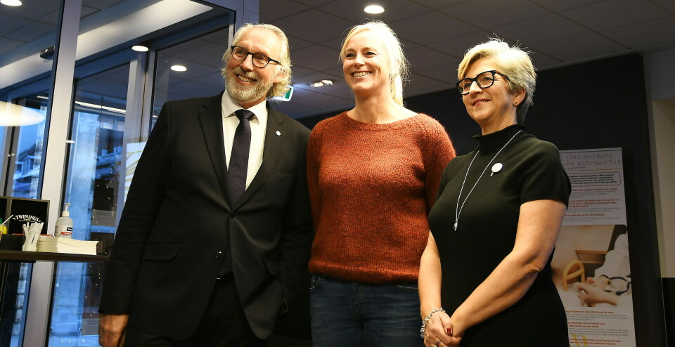 NAVNEENDRING ØNSKES VELKOMMEN: Venstres Carl-Erik Grimstad besøkte Norsk Sykepleierforbund og Kristin Sofie Waldum-Grevbo og Eli Gunhild By dagen navneendringen ble vedtatt. Foto: Kristin Henriksen