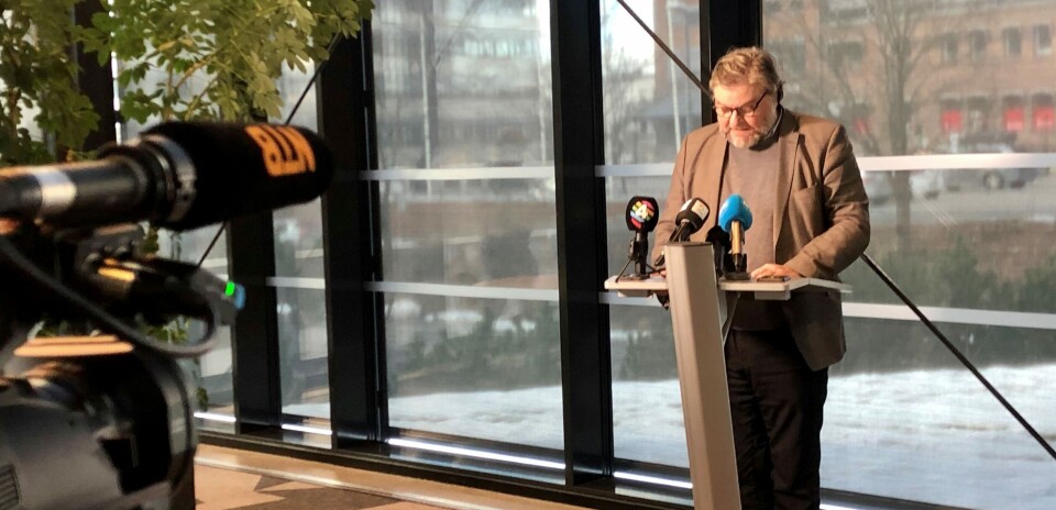 ALVORLIG: Statens legemiddelverk holdt mandag pressekonferanse om AstraZeneca-vaksinen. En helsearbeider som ble innlagt etter vaksinering er død, opplyste medisinsk fagdirektør Steinar Madsen. Foto: Anne Grete Storvik ALVORLIG: Statens legemiddelverk holdt mandag pressekonferanse om AstraZeneca-vaksinen. En helsearbeider som ble innlagt etter vaksinering er død, opplyste medisinsk fagdirektør Steinar Madsen. Foto: Anne Grete Storvik