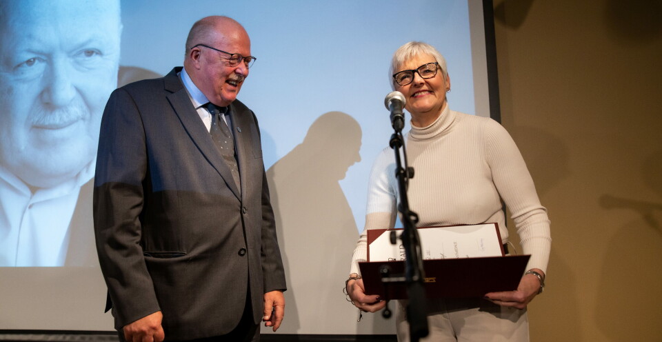 OVERREKKELSEN: Bjørnar Allgot mottar hederen fra Valgerd Svarstad Haugland. Foto: Diabetesforbundet OVERREKKELSEN: Bjørnar Allgot mottar hederen fra Valgerd Svarstad Haugland. Foto: Diabetesforbundet