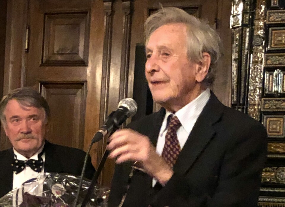 VELFORTJENT HYLLEST. Landets første professor i allmennmedisin, Christian F. Borchrevink (94) fikk velfortjent anerkjennelse og ros fra professor Jørund Straand for sin innsats for norsk allmennmedisin. Foto: Anne Hafstad