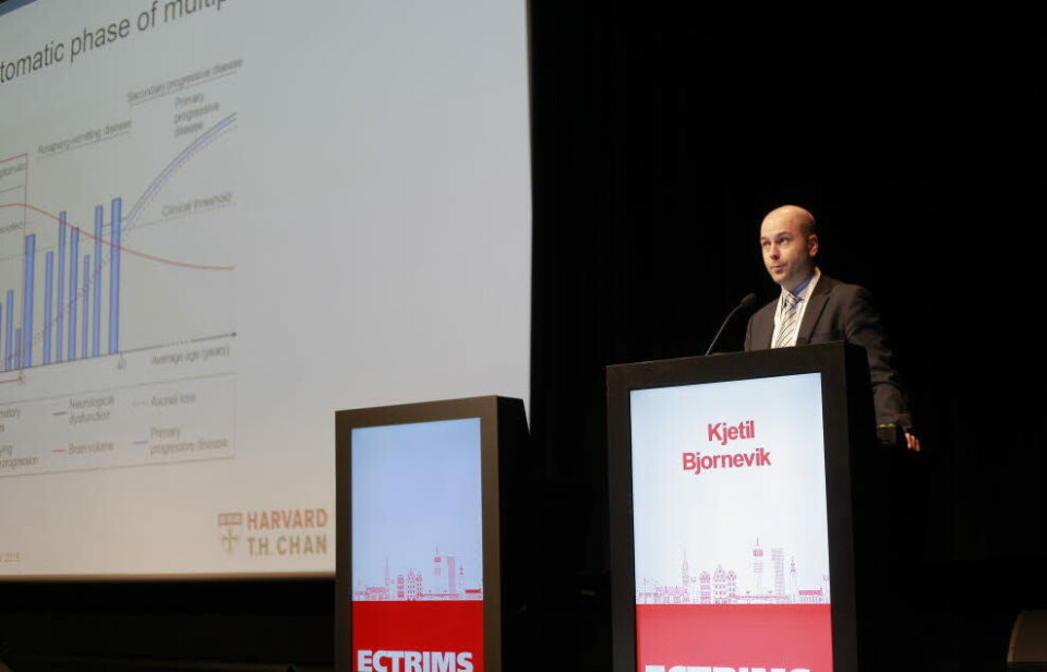 PRESENTERTE: Tidligere UIB-stipendiat, Kjetil Lauvland Bjørnevik, presenterte muntlig en studie om neurofilament nivået til MS-pasienter fra biobank fra det amerikanske forsvaret under ECTRIMS i Stockholm i 2019. Foto: Lasse Moe PRESENTERTE: Tidligere UIB-stipendiat, Kjetil Lauvland Bjørnevik, presenterte muntlig en studie om neurofilament nivået til MS-pasienter fra biobank fra det amerikanske forsvaret under ECTRIMS i Stockholm i 2019. Foto: Lasse Moe