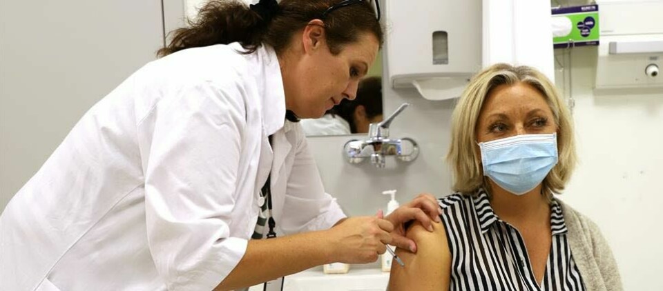 TREDJE DOSE: Bilde av Fiona Skei Bech som deltar i vaksinestudien og mottar tredje dose vaksine.  Bilde: Ahus, fra pressemelding Foto: