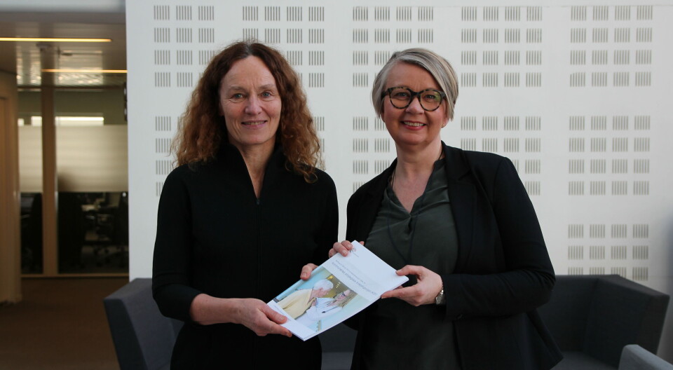 NY RAPPORT: Leder for HelseOmsorg21 Camilla Stoltenberg får rapporten om kommunalt kunnskapsløft overlevert fra leder av Kommunenes strategiske forskningsorgan (KSF), Nina Mevold. Foto: KS
