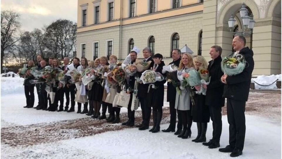 FLERE ENN FØR: De nyoppnevnte 19 statsrådene i treparti-regjeringen kommer ut fra statsråd på Slottet. Foto: Maria Korkunc, Statsministerens kontor Foto: