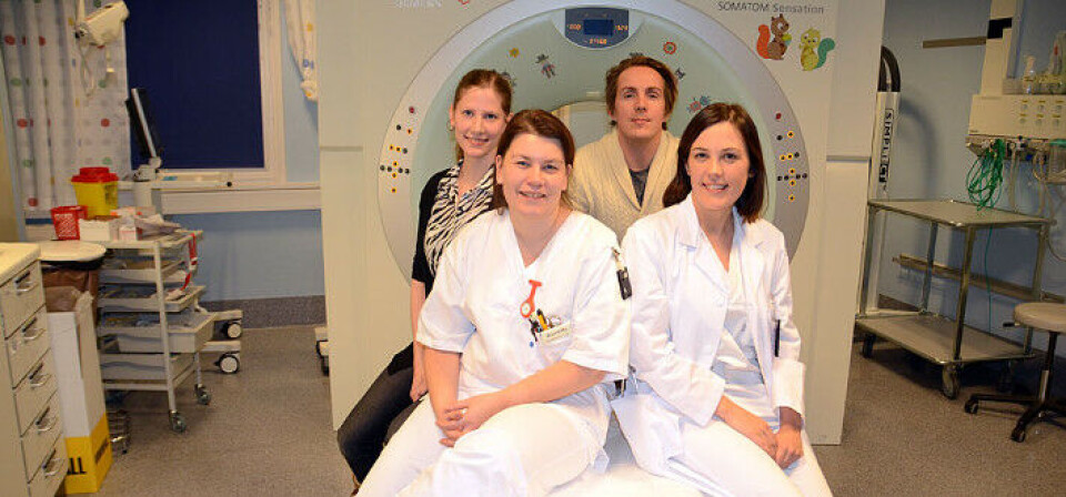 TEAM SLAGALARM I BODØ: Kristoffer Jakobsen (akuttmottaket), Gunhild G. Enget (AMK), Jeanette Andersen (radiologisk avd), Ida Bakke (nevrologisk avd, til høyre i bildet). Renate Linchausen (nevrologisk avd) ikke tilstede da bildet ble tatt. Foto: Wigdis Korsvik
