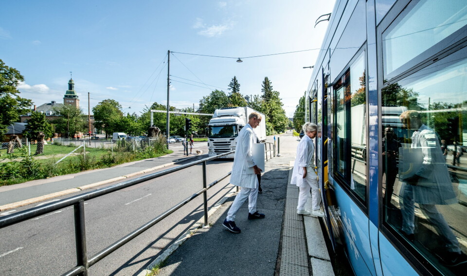 KOLLEKTIVT: Selv om planene ligger klare for et nytt barne- og ungdomssykehus, må legene fortsette å ta trikken mellom de to sykehusene i flere år fremover. Foto: Vidar Sandnes KOLLEKTIVT: Selv om planene ligger klare for et nytt barne- og ungdomssykehus, må legene fortsette å ta trikken mellom de to sykehusene i flere år fremover. Foto: Vidar Sandnes