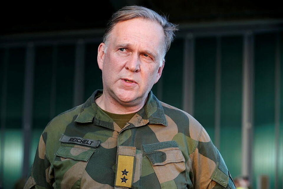 TOK IMOT: Generalmajor Jon G. Reichelt på Gardermoen flystasjon i forbindelse med at de siste norske soldatene kommer hjem fra Afghanistan. Foto: Torbjørn Kjosvold / Forsvaret Foto: