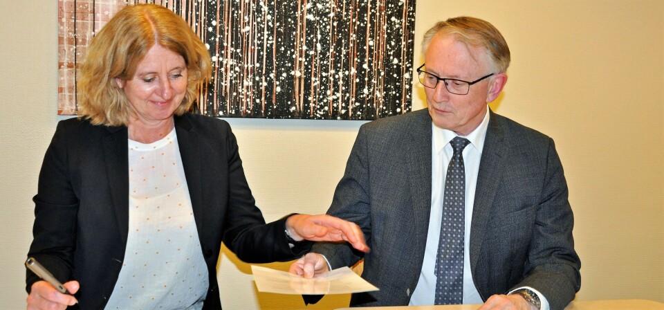 SIGNERING: Administrerende direktør i Forskningsrådet, Arvid Hallén og direktør i Direktoratet for e-helse, Christine Bergland, signerer avtalen om bedre tilgang til helsedata. Foto: Siv Haugan, Forskningsrådet