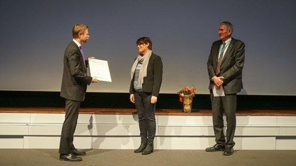 PRISUTDELING: Bent Høie gratulerer vinneren.
Foto: NSH