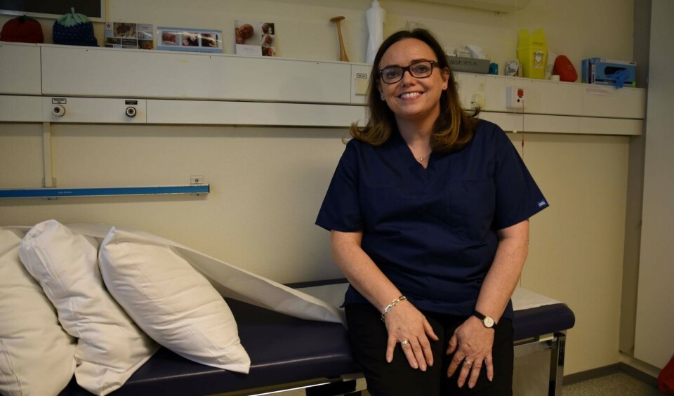 OPPFØLGING HOS FASTLEGEN: UiO-stipendiat og fastlege Heidi Lidal Fidjeland ved Søgne legesenter har i sitt doktorgradsarbeid undersøkt hvor ofte kreftpasienter besøker fastlegen. Foto: Lisbeth Nilsen/AMFF
