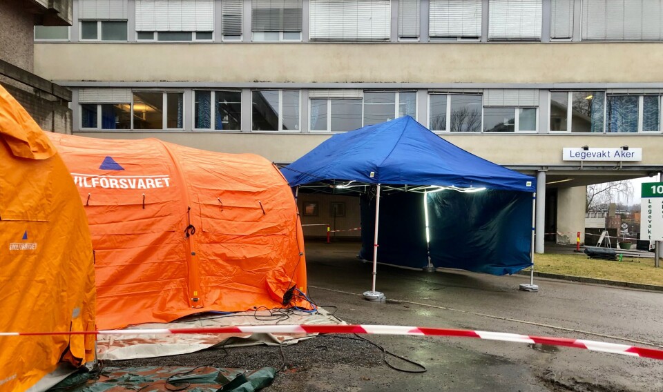 TESTES: På Aker i Oslo er det satt opp en egen testfasilitet utenfor legevakten for å teste personer for koronavirus. Foto: Anne Grete Storvik