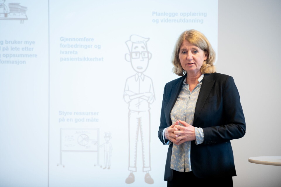 E-HELSEDIREKTØR: Direktør Christine Bergland i Direktoratet for e-helse presenterte «Sentralt styringsdokument» om Akson i mars. Men Bergland og direktoratet la ikke ved rapportens vedlegg, som forteller mer om kostnadene. Mannen på tegningen i bakgrunnen skal forøvrig forestille en «Leder i kommunen» som er oppgitt over dagens situasjon. Tegningen er å finne i Sentralt styringsdokument om Akson. Foto: Vidar Sandnes E-HELSEDIREKTØR: Direktør Christine Bergland i Direktoratet for e-helse presenterte «Sentralt styringsdokument» om Akson i mars. Men Bergland og direktoratet la ikke ved rapportens vedlegg, som forteller mer om kostnadene. Mannen på tegningen i bakgrunnen skal forøvrig forestille en «Leder i kommunen» som er oppgitt over dagens situasjon. Tegningen er å finne i Sentralt styringsdokument om Akson. Foto: Vidar Sandnes
