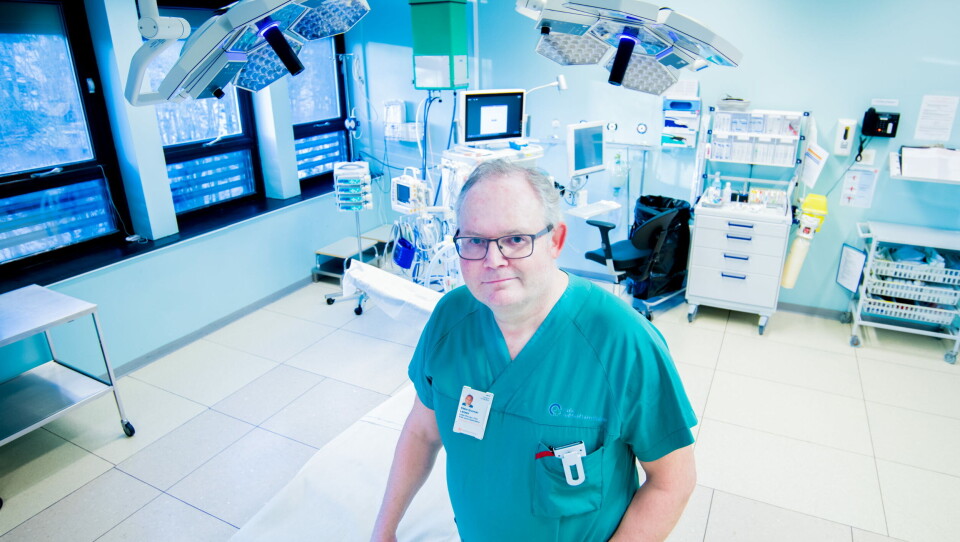 KUNNE VÆRT UNNGÅTT: Seksjonsoverlege Stein Gunnar Larsen ved OUS Radiumhospitalet mener at de alvorlige tilbakefallene noen pasienter har fått etter operasjon med den nye metoden, kunne vært unngått Foto: Vidar Sandnes KUNNE VÆRT UNNGÅTT: Seksjonsoverlege Stein Gunnar Larsen ved OUS Radiumhospitalet mener at de alvorlige tilbakefallene noen pasienter har fått etter operasjon med den nye metoden, kunne vært unngått Foto: Vidar Sandnes