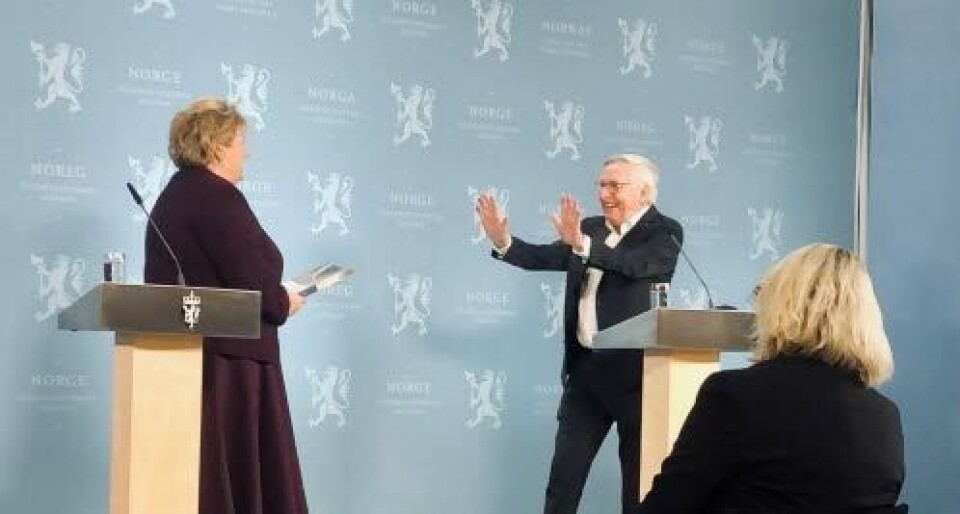 Statsministeren glemte seg av, og holdt på å gi Kvinnsland et håndtrykk.
Foto: Anne Grete Storvik Statsministeren glemte seg av, og holdt på å gi Kvinnsland et håndtrykk.
Foto: Anne Grete Storvik