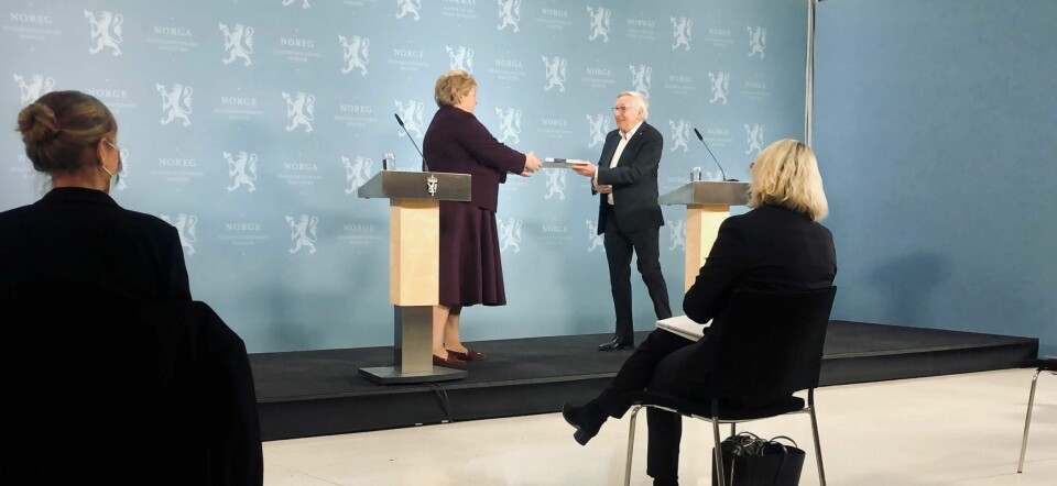Stener Kvinnsland leder Koronakommisjonen. Han overleverte rapporten til statsminister Erna Solberg. Foto: Anne Grete Storvik
