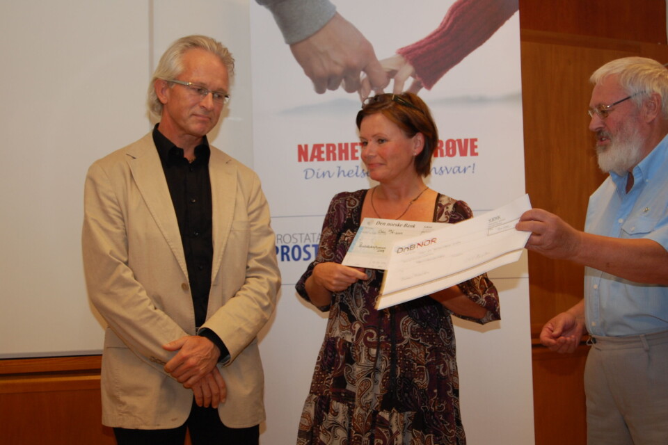 HEDRET: En overrasket og glad Anders Angelsen (t.v.) overrekkes prisen av Heidi Brorson i Kreftforeningen og styreleder Ulf Lunde i Profo. Foto: Lisbeth Nilsen