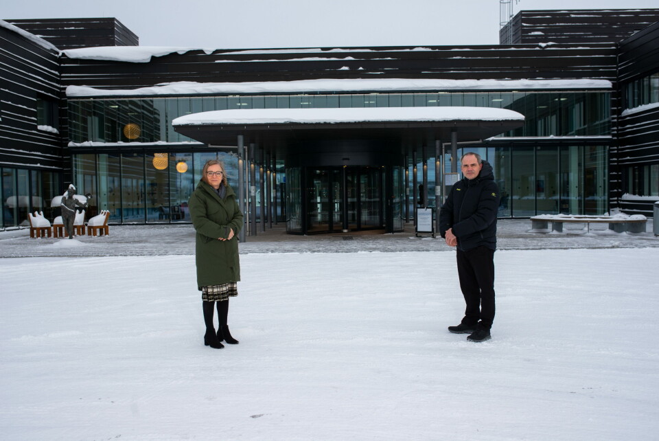 KOSTNADSSPIRAL: Adm.dir i Finnmarkssykehuset, Siri Tau Ursin, beskriver utgiftene til private fristbruddleverandører som en kostnadssprial de ikke kommer seg ut av. Her fotografert sammen med foretakstillitsvalgt for psykologene, Alf Martin Eriksen, utenfor sykehuset i Kirkenes. Foto: Torgrim Hermansen Halvari KOSTNADSSPIRAL: Adm.dir i Finnmarkssykehuset, Siri Tau Ursin, beskriver utgiftene til private fristbruddleverandører som en kostnadssprial de ikke kommer seg ut av. Her fotografert sammen med foretakstillitsvalgt for psykologene, Alf Martin Eriksen, utenfor sykehuset i Kirkenes. Foto: Torgrim Hermansen Halvari
