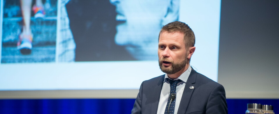 'POLITISK MÅL': Dagens Medisin møtte torsdag Bent Høie da han holdt tale til sykehuslederne på en konferanse i Oslo. På spørsmål om hvordan han ser for seg prosessen om sammenslåing av sykehusene i nord, svarer han at det er en politisk beslutning og et politisk mål at dette skal gjennomføres. Foto: Vidar Sandnes 'POLITISK MÅL': Dagens Medisin møtte torsdag Bent Høie da han holdt tale til sykehuslederne på en konferanse i Oslo. På spørsmål om hvordan han ser for seg prosessen om sammenslåing av sykehusene i nord, svarer han at det er en politisk beslutning og et politisk mål at dette skal gjennomføres. Foto: Vidar Sandnes