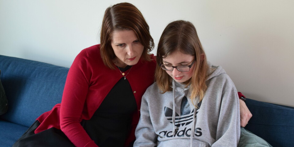 FORTVILER: Sara (12) og Trine Vos er fortvilet etter at ingen av dem lenger får tilgang til timebestillinger, henvisninger og pasientjournalen til Sara fordi hun har blitt 12 år. Foto: Anna Vos