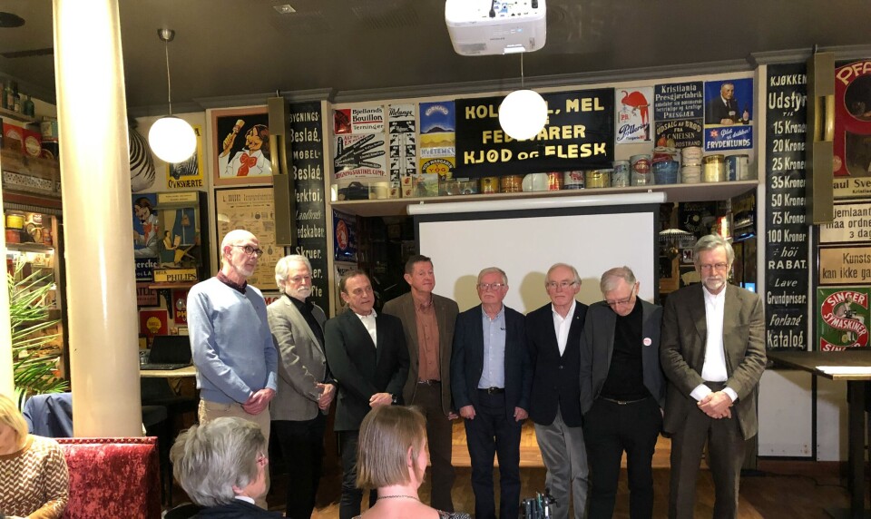 HAR LAGET ALTERNATIV: Gruppen på åtte som står bak rapporten som lanserer et forslag om å bevare Ullevål som en del av fremtidig sykehusstruktur i Oslo, under presentasjonen på mandag. Foto: Anne Hafstad