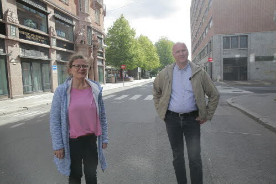 ADJUVANT: Lungekreftspesialistene Åslaug Helland ved OUS Radiumhospitalet og Odd Terje Brustugun ved Drammen Sykehus har forventninger om immunterapier og målrettede behandlinger, før eller etter operasjon.
Foto: Lasse Moe ADJUVANT: Lungekreftspesialistene Åslaug Helland ved OUS Radiumhospitalet og Odd Terje Brustugun ved Drammen Sykehus har forventninger om immunterapier og målrettede behandlinger, før eller etter operasjon.
Foto: Lasse Moe