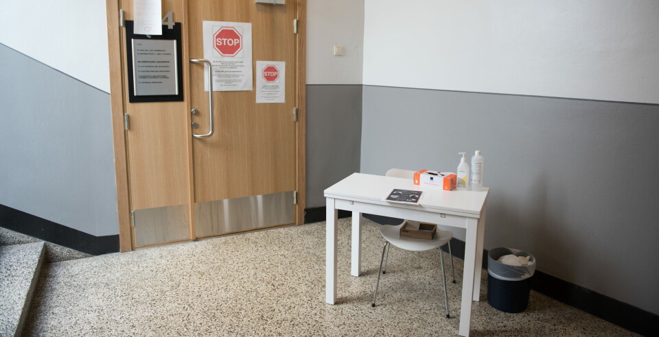 BLIR STOPPET: Alle som oppsøker Majorstuhuset legegruppe møtes utenfor inngangen. Legekontoret har hyret inn medisinstudenter som sjekker at pasientene er oppført på timelisten. Hvis pasienten ikke har time, tar studentene kontakt med lege og avklarer hva som skal gjøres. Foto: Brynjar Reberg