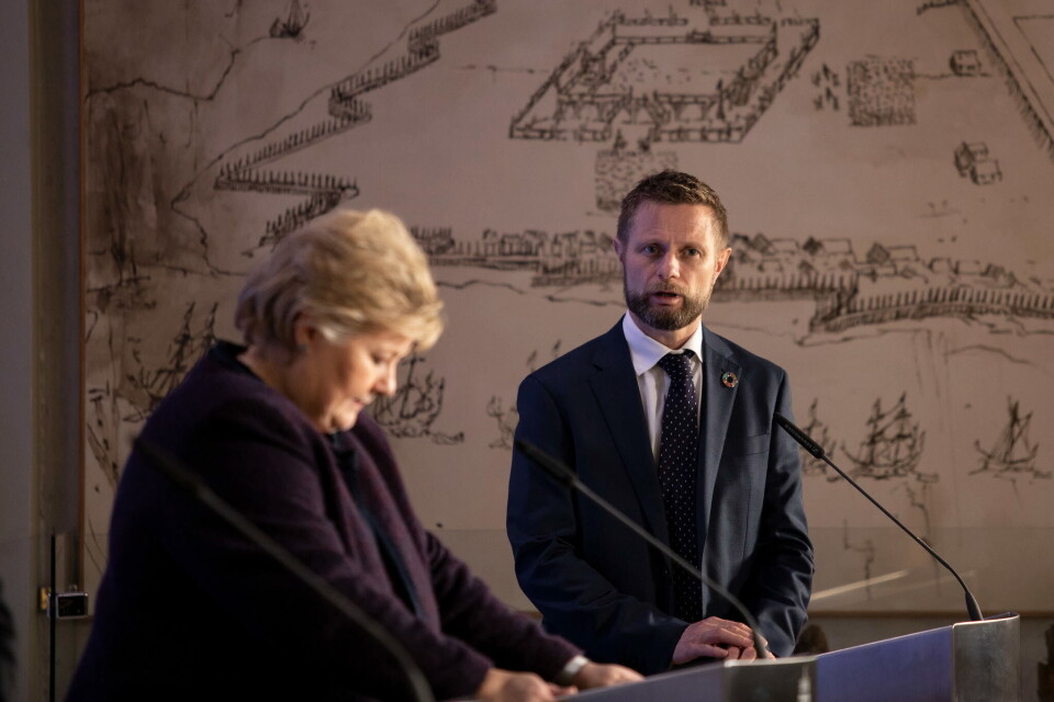Statsminister Erna Solberg og Bent Høie har valgt å jobbe mot å «undertrykke» epidemien og vil har reproduksjonen til SARS-CoV-2 på under én. Foto: