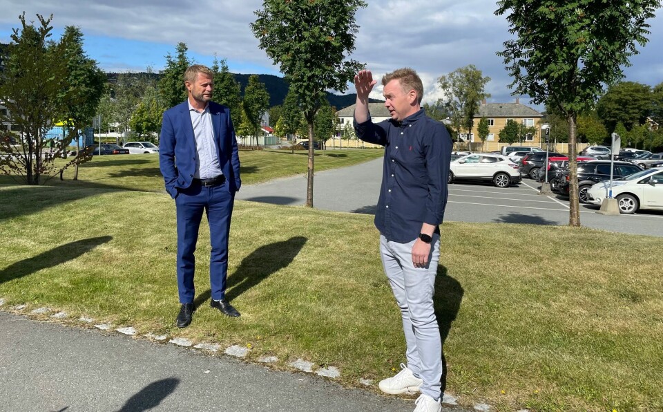 PÅ BESØK: Tirsdag var helse- og omsorgsminister Bent Høie på besøk på tomten hvor det nye senteret skal etableres. Her møtte han blant annet klinikksjef Vegard Vestvik ved Klinikk for psykisk helsevern. Foto: St. Olavs hospital/Christina Yvonne Kalland PÅ BESØK: Tirsdag var helse- og omsorgsminister Bent Høie på besøk på tomten hvor det nye senteret skal etableres. Her møtte han blant annet klinikksjef Vegard Vestvik ved Klinikk for psykisk helsevern. Foto: St. Olavs hospital/Christina Yvonne Kalland